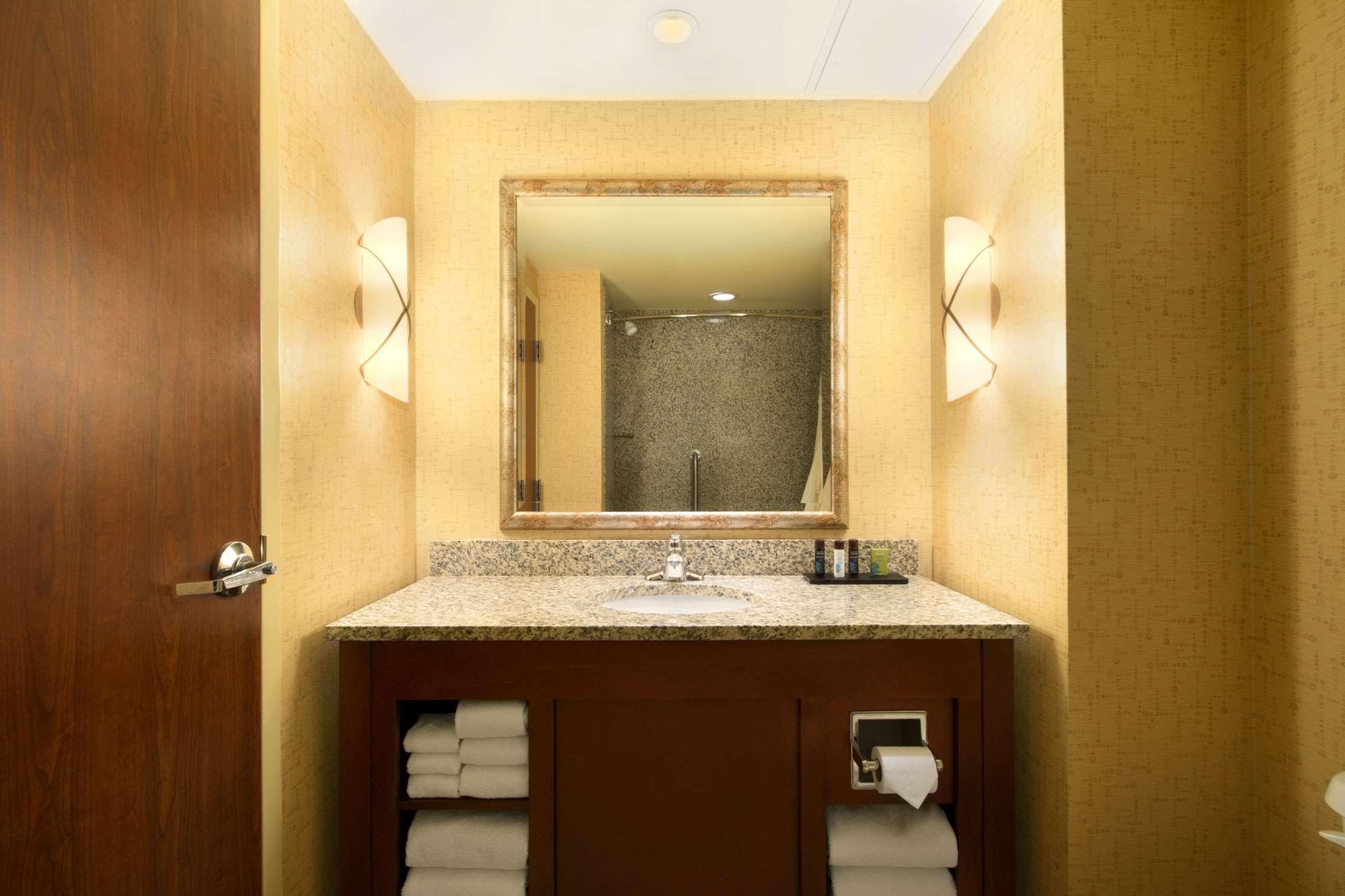 Embassy Suites By Hilton Norman Hotel & Conference Center Szoba fotó